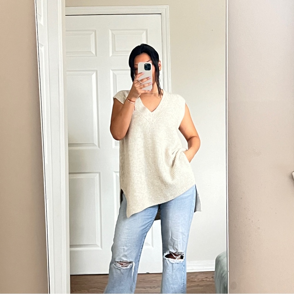 Vince Camuto Cream Sleeveless V-Neck Knit Sweater Vest